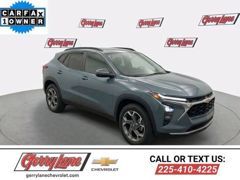 Certified 2025 Chevrolet Trax LT FWD image 1