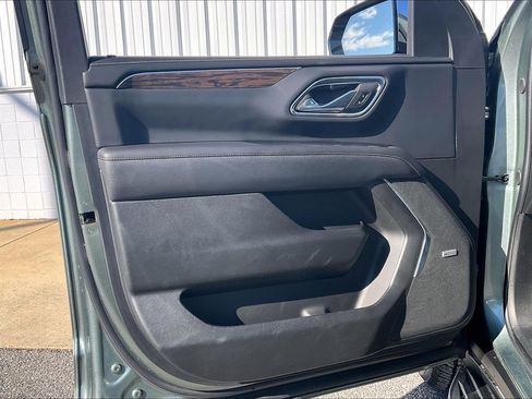 Used 2023 Chevrolet Suburban Premier image 27