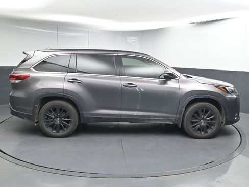 Used 2019 Toyota Highlander SE w/ Carpet Mat Package (TMS) image 9