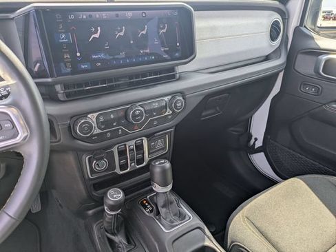 Used 2025 Jeep Wrangler Unlimited Sahara AWD/4WD image 22