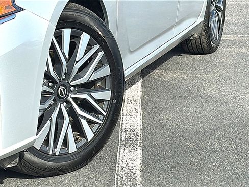 Used 2024 Nissan Altima 2.5 SV image 3