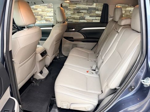 Used 2018 Toyota Highlander XLE AWD/4WD image 24