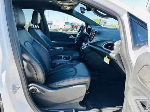 New 2026 Chrysler Pacifica Select w/ Quick Order Package 2EV image 35