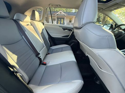 Used 2022 Toyota RAV4 XLE Premium image 14