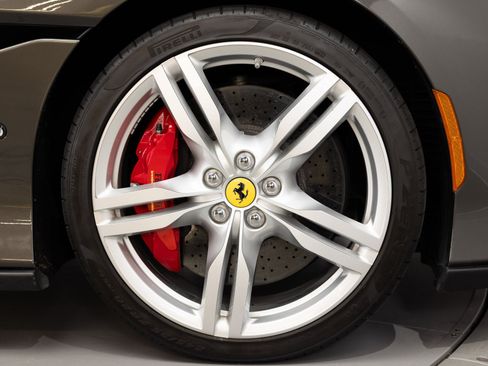 Used 2019 Ferrari Portofino RWD image 23