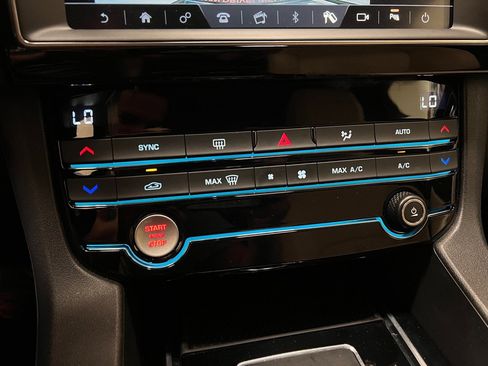 Used 2020 Jaguar F-PACE Premium image 25