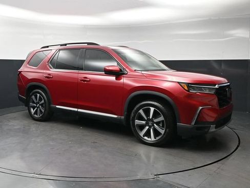 Used 2025 Honda Pilot Touring image 3