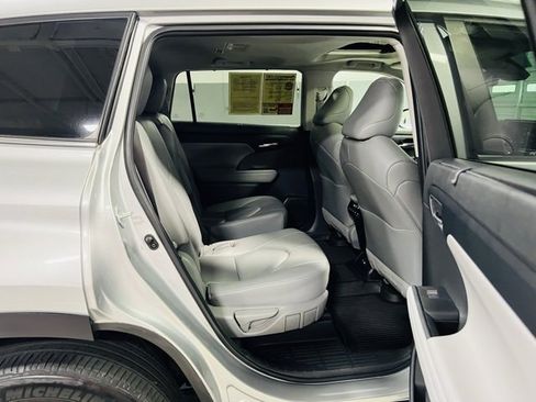 Used 2023 Toyota Highlander XLE image 31
