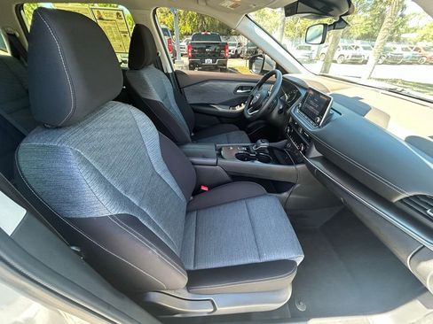 Used 2023 Nissan Rogue SV image 24