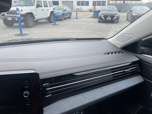 Used 2025 Volkswagen Jetta SE image 35