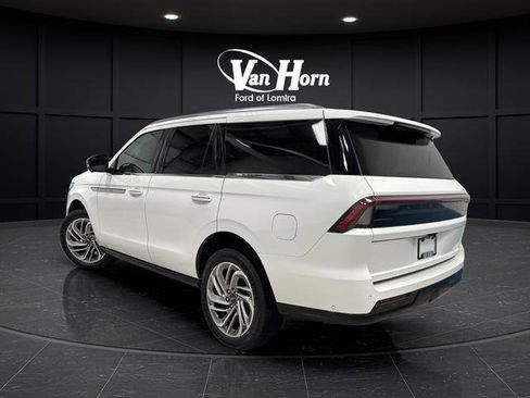 Used 2025 Lincoln Navigator Reserve AWD/4WD image 5