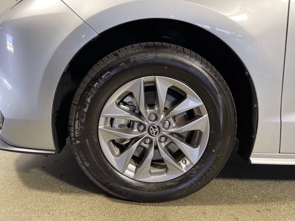 Certified 2025 Toyota Sienna XLE FWD image 11