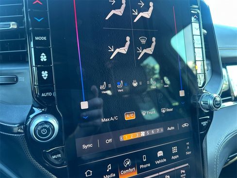 Certified 2025 RAM 2500 Limited w/ Towing Technology Group image 25