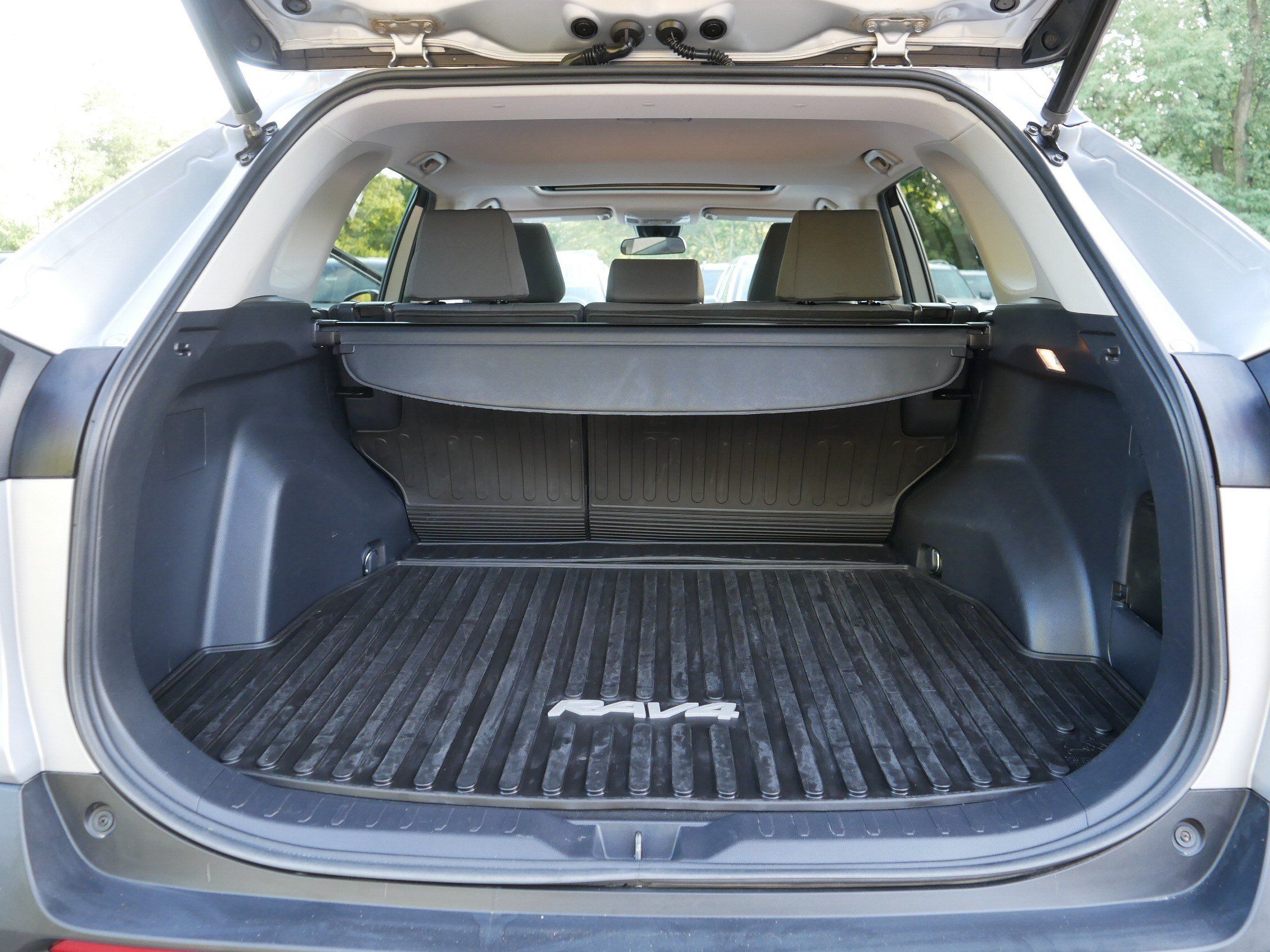 Used 2019 Toyota RAV4 XLE AWD/4WD image 18