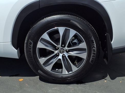 Certified 2024 Toyota Highlander XLE FWD image 4