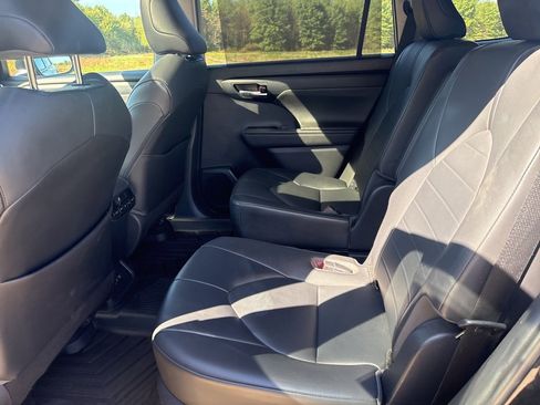 Used 2020 Toyota Highlander XLE image 41