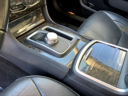 Used 2018 Chrysler 300 Limited image 15