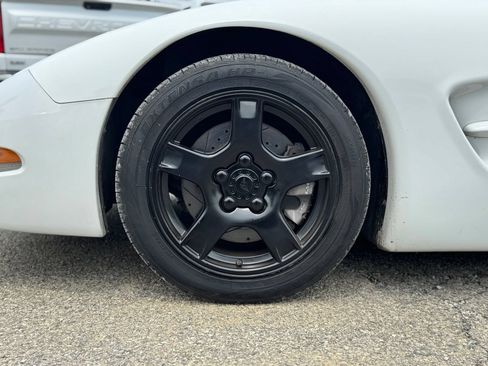 Used 1997 Chevrolet Corvette Coupe w/ Memory Pkg RWD image 11