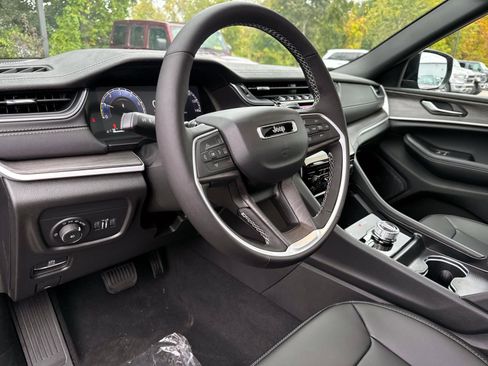 New 2025 Jeep Grand Cherokee Limited image 15