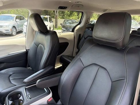 Used 2024 Chrysler Pacifica Touring-L FWD image 11