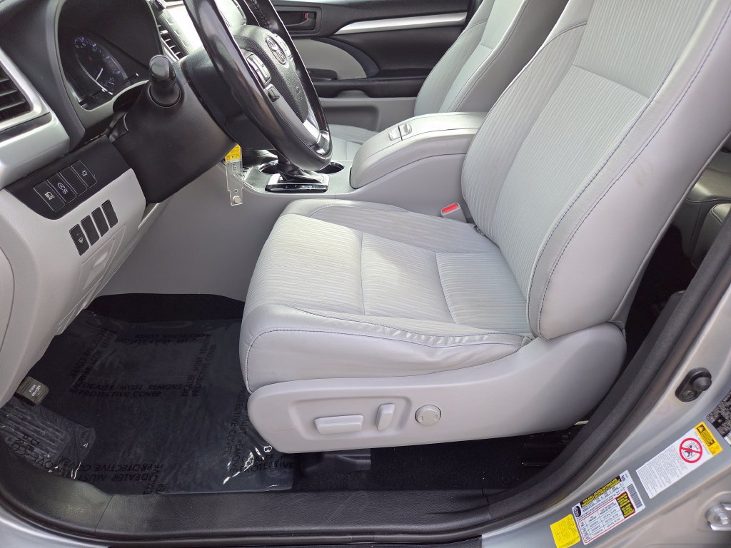 Used 2017 Toyota Highlander Plus AWD/4WD image 6