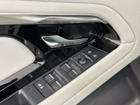 Used 2023 Land Rover Range Rover Evoque R-Dynamic S AWD/4WD image 36