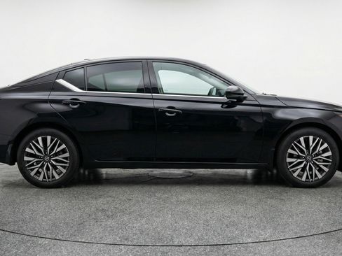 Used 2025 Nissan Altima 2.5 SV FWD image 11
