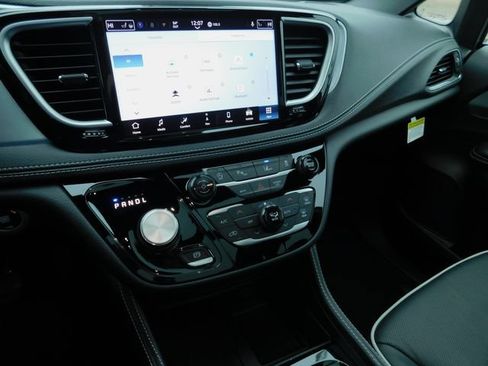 New 2026 Chrysler Pacifica Limited FWD image 16