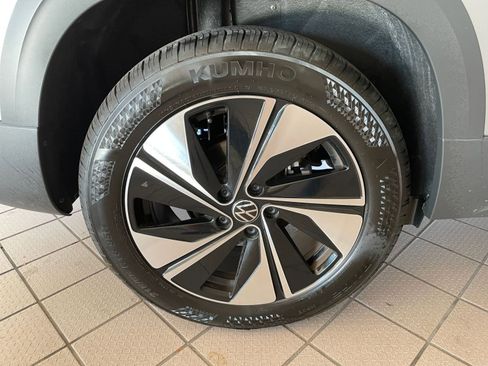 Used 2025 Volkswagen Taos SE image 39