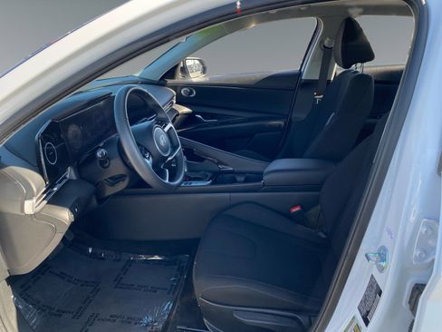 Used 2025 Hyundai Elantra SEL image 9