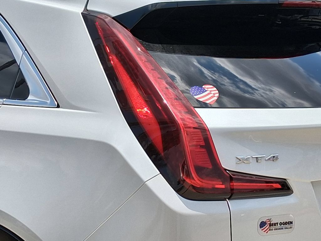 Used 2024 Cadillac XT4 Luxury w/ LPO, Floor Liner Package FWD image 8
