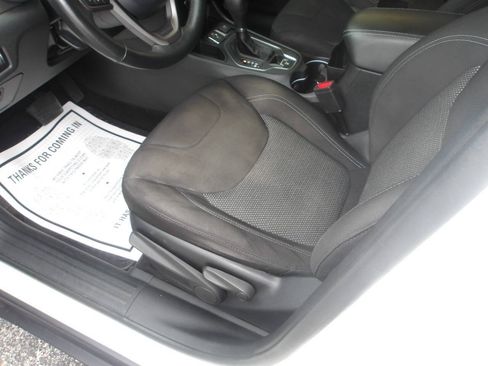 Used 2019 Jeep Cherokee Latitude w/ Cold Weather Group FWD image 11