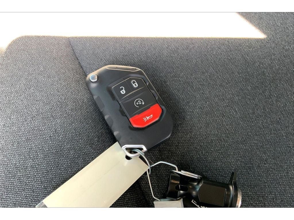 Used 2025 Jeep Wrangler Unlimited Rubicon w/ Convenience Group AWD/4WD image 13