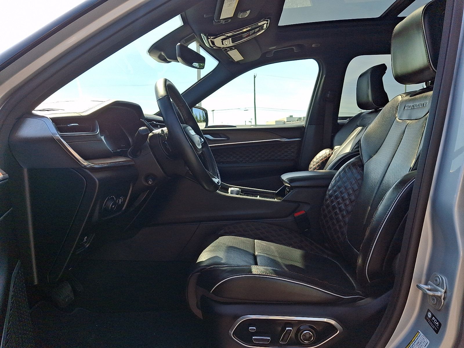 Used 2023 Jeep Grand Cherokee Summit AWD/4WD image 14