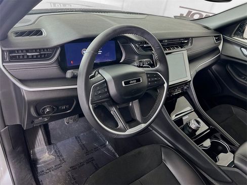 Used 2023 Jeep Grand Cherokee Altitude image 20