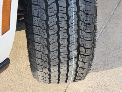 Used 2025 Chevrolet Suburban Z71 image 18