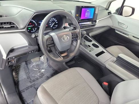 Used 2025 Toyota Sienna LE FWD image 18