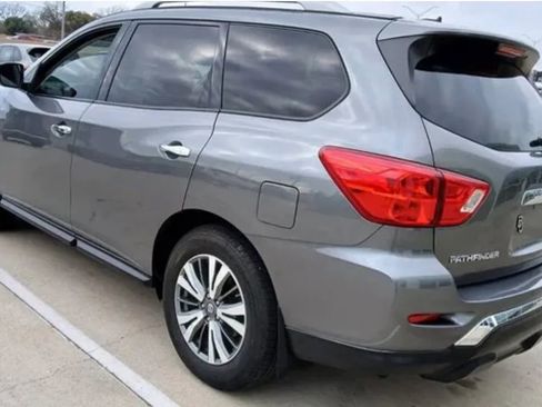 Used 2018 Nissan Pathfinder S image 2