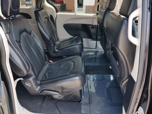 Used 2022 Chrysler Pacifica Touring-L FWD image 30