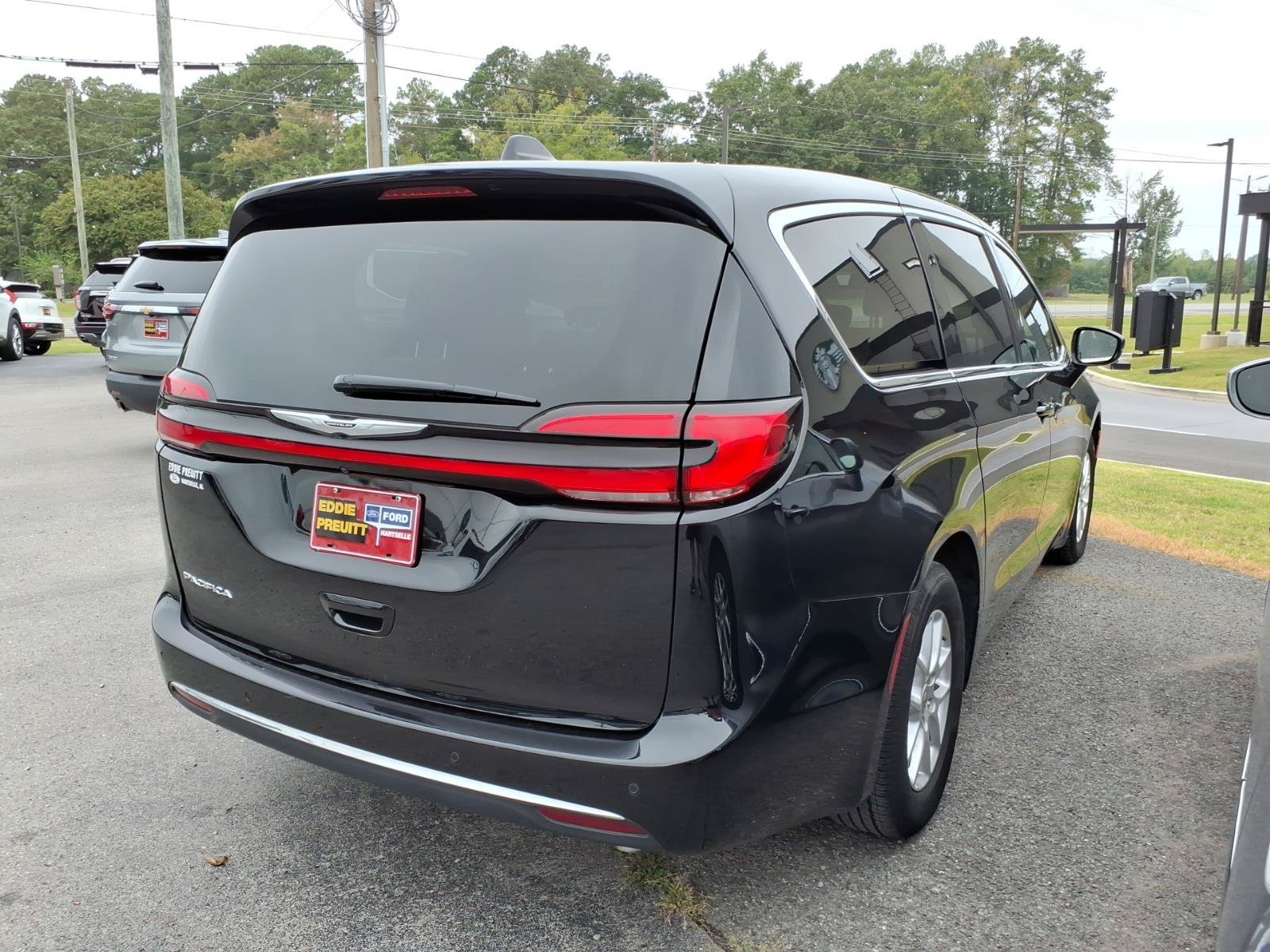 Used 2025 Chrysler Pacifica Select FWD image 4
