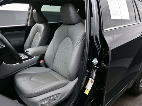 Used 2022 Toyota Highlander XLE image 12