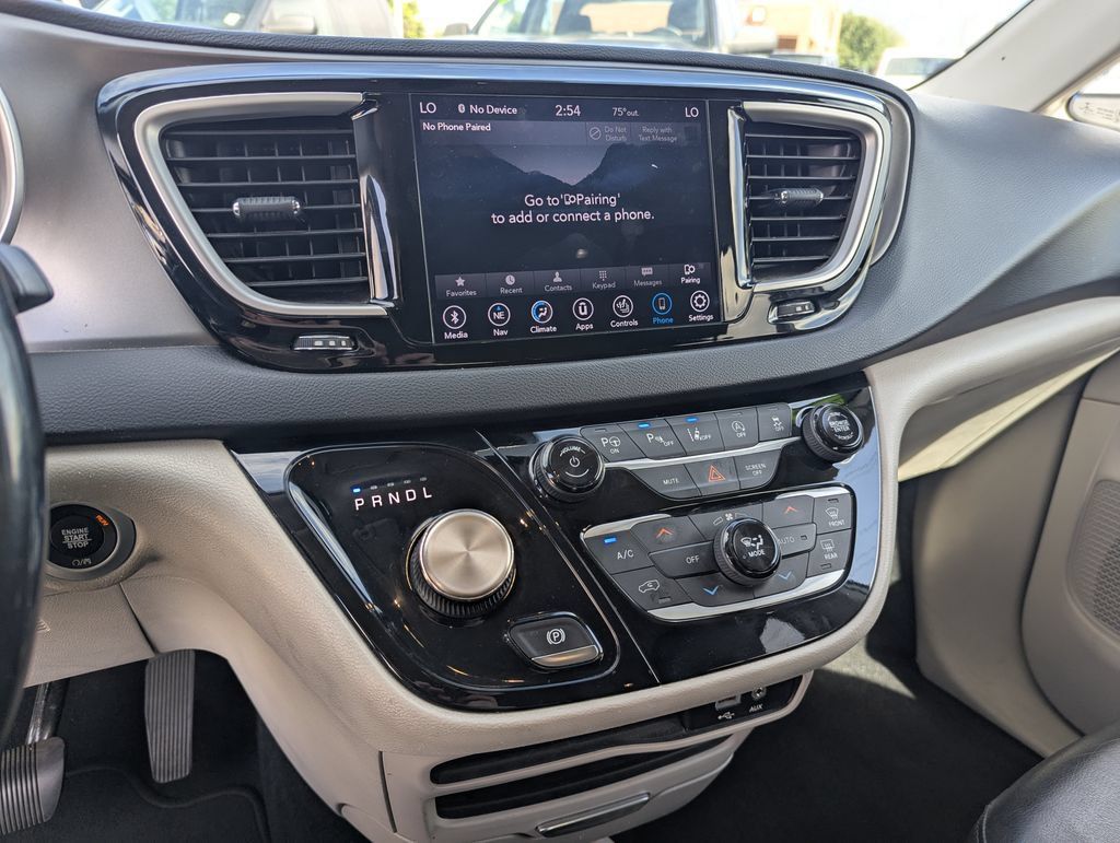 Used 2020 Chrysler Pacifica Touring-L w/ Advanced Safetytec Group FWD image 15