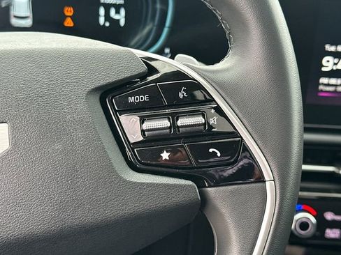 Used 2024 Kia Niro EX Touring image 32