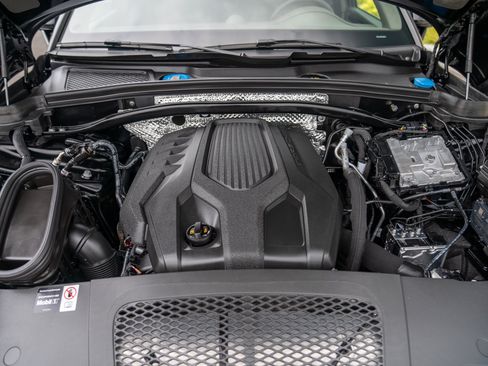 Certified 2026 Porsche Macan AWD/4WD image 27