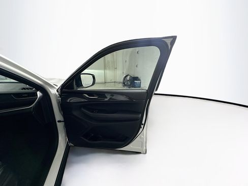 Used 2023 Jeep Grand Cherokee L Laredo image 33