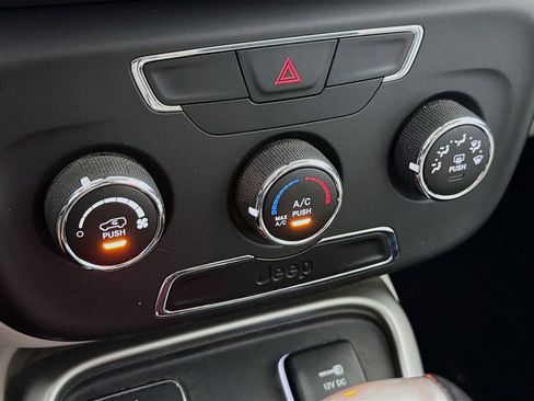 Used 2018 Jeep Compass Latitude FWD image 18
