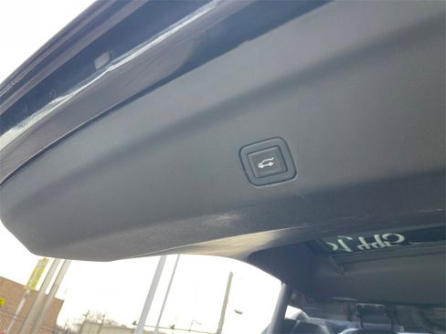 Used 2024 Chevrolet Suburban LT image 25