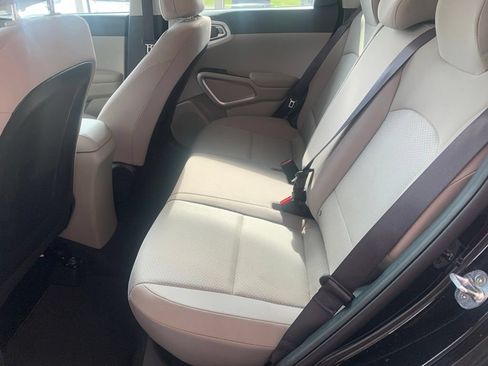 Used 2025 Kia Soul LX w/ LX Technology Package FWD image 12