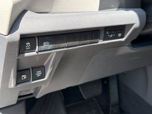 Used 2024 Toyota Sienna XLE FWD image 17