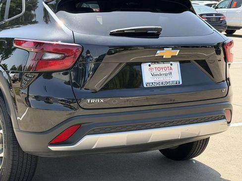 Used 2025 Chevrolet Trax LT FWD image 6